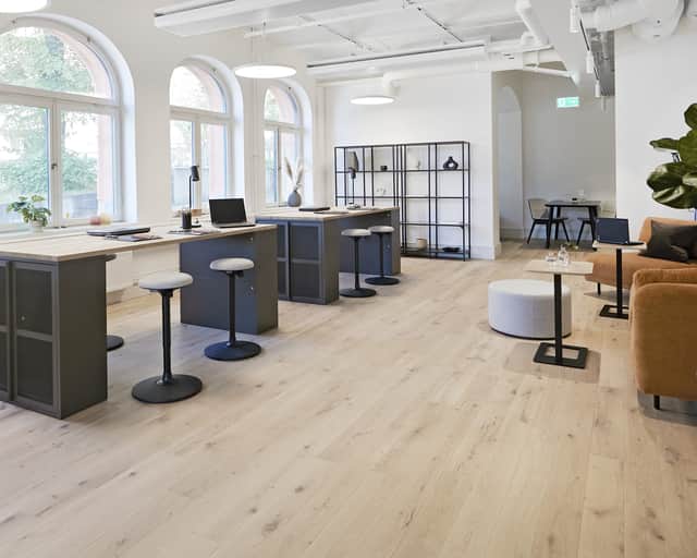 Möblerad kontorsyta.