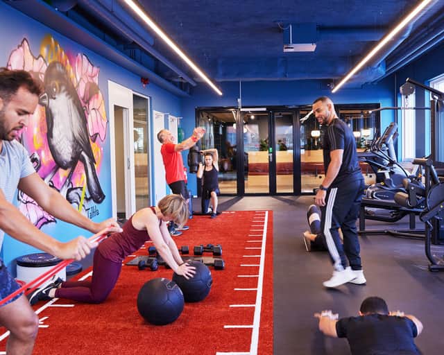 Människor som tränar i gymmet.