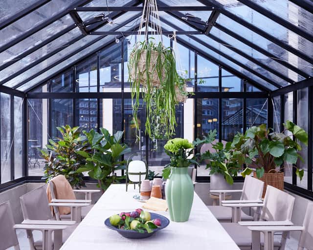 Sittplatser vid ett runt bord.