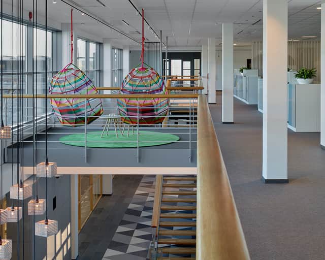 Öppen yta med hängande korgstolar.