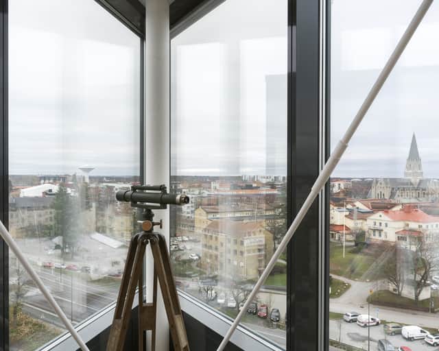 Kikare vid fönster.