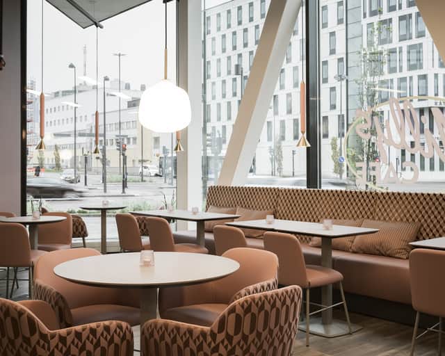 Cafélokal med sittmöbler.