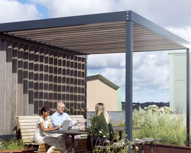 Tre personer på en utomhusarbetsplats.