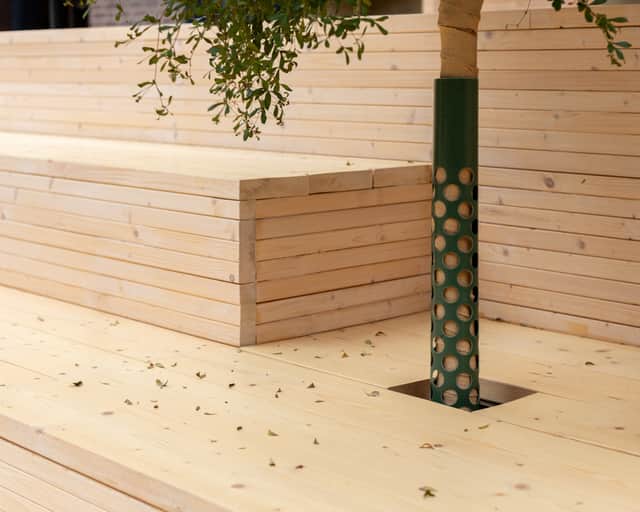 Ljust trä som sittbänkar.