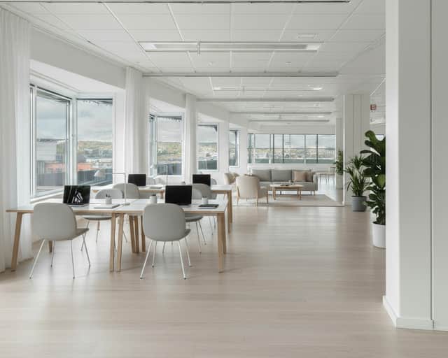 Ett rum med många bord och stolar.