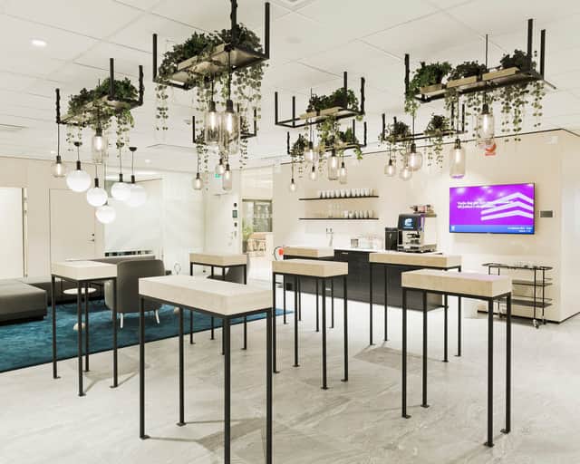 Ett rum med en massa bord och stolar.