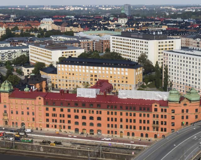 Drönarbild över fastigheten och området.