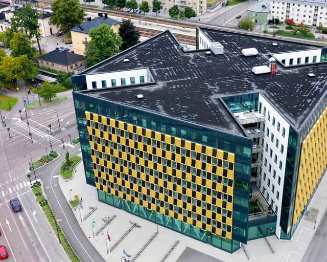 Drönarbild över fastigheten och området.