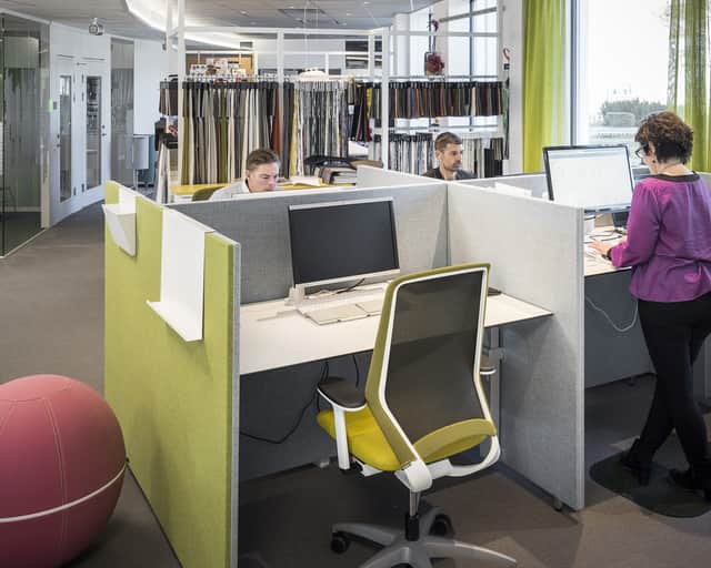 Människor vid skrivbord.