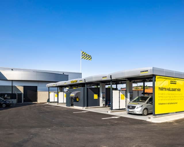 Visionsbild av exteriör med bilar.