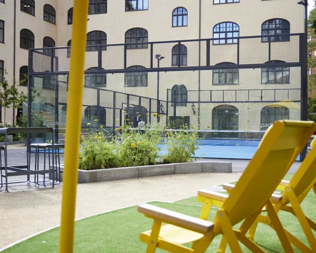 Innergård med padelbana.