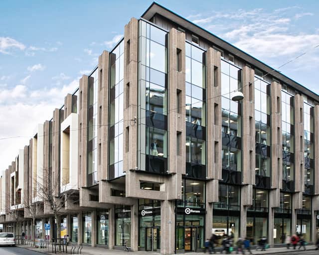 En stor byggnad med många fönster på sidan av den.