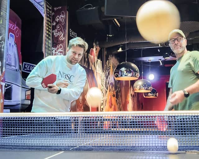 Frode Flygelring och Johan Ahlbin matar bollar över nätet.