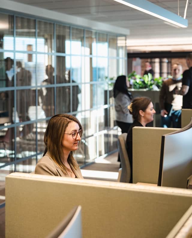 Människor arbetar i ett öppet kontorslandskap