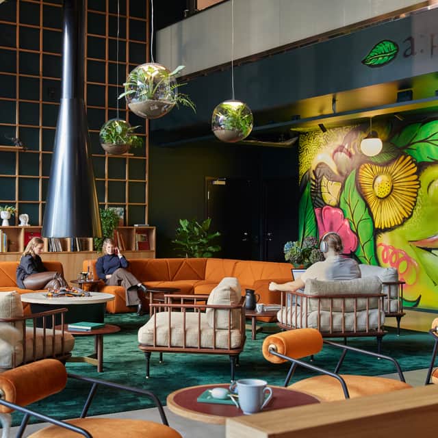 Människor som sitter i en lobby.