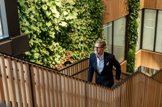 En person som går upp för en trappa.