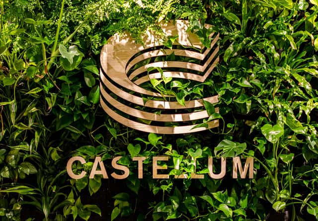 Castellums logga mot en växtvägg