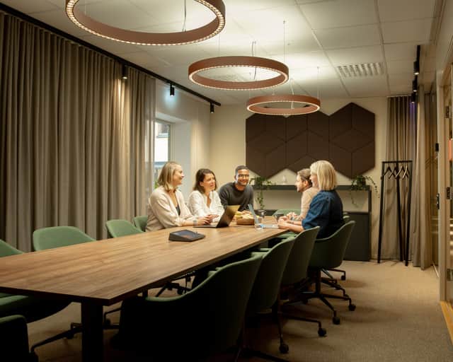 Bil med Castellumlogotyp