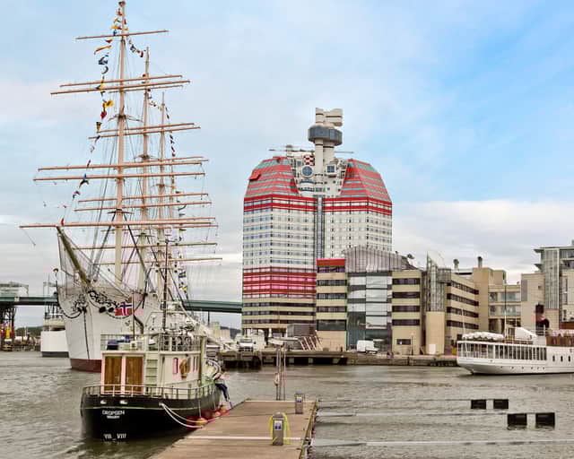 Båtar i hamn vid Lilla Bommen