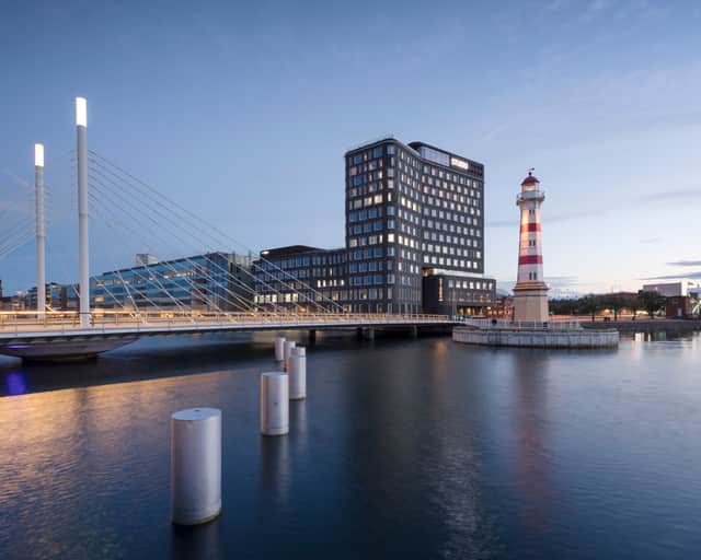 Vy över fastighet vid havet.