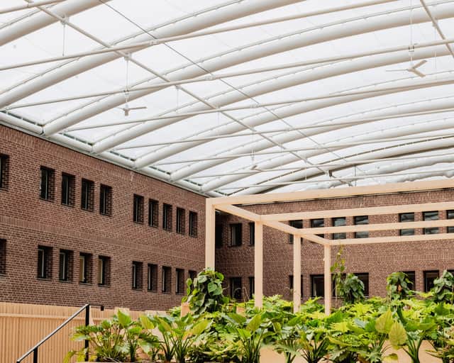 Ett transparent tak som spänner över den gamla innergården och förbinder huskropparna med varann.