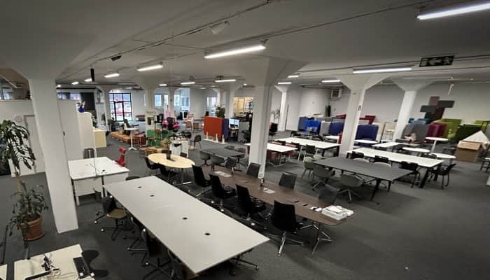 Ett showroom med kontorsmöbler