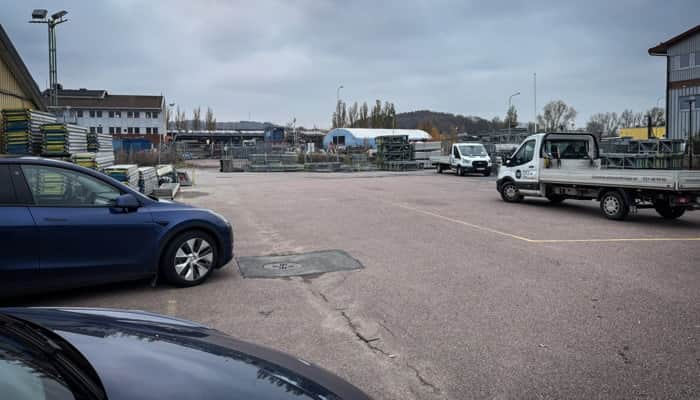 Några lastbilar parkerade på en parkeringsplats.