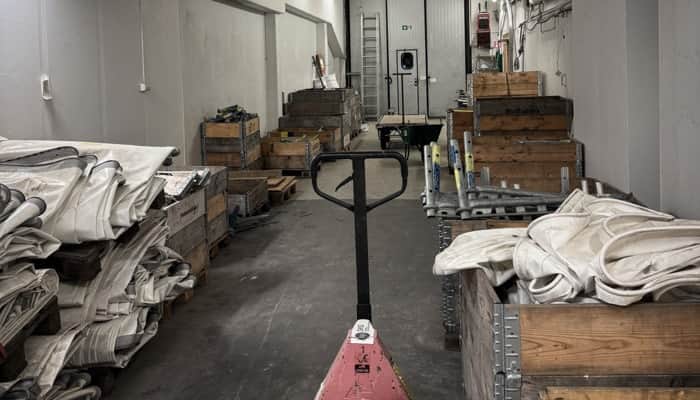 Ett rum fyllt  av träpallar.