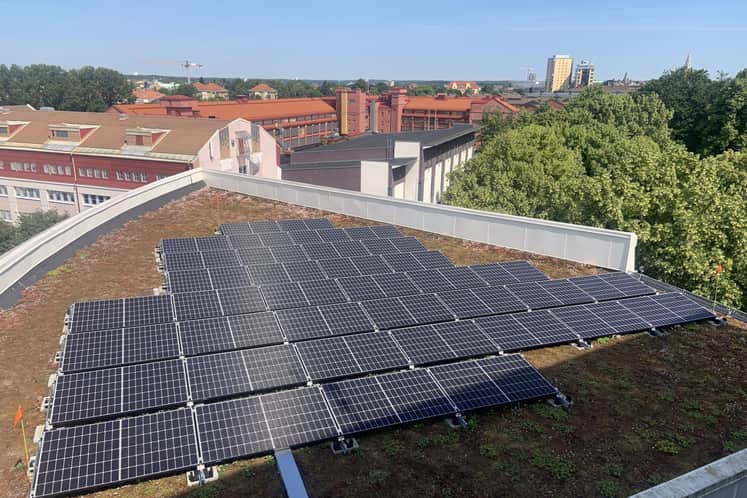 Bild över solcellsanläggning på Fabriksgatan i Örebro