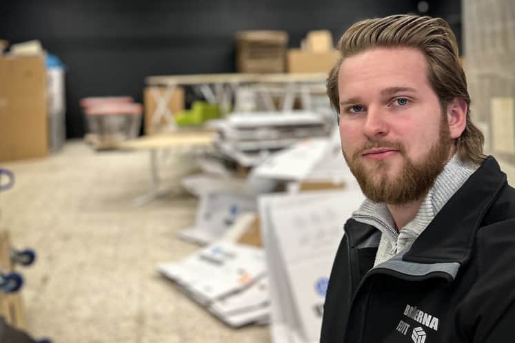 En av bröderna på bild framför deras lokal.