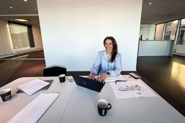 Emilia Nävås Kjellman planerar och skissar vid utsikten över Göta älv.