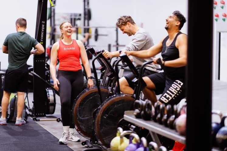 Tränande personer inifrån hos Friskis och Svettis 