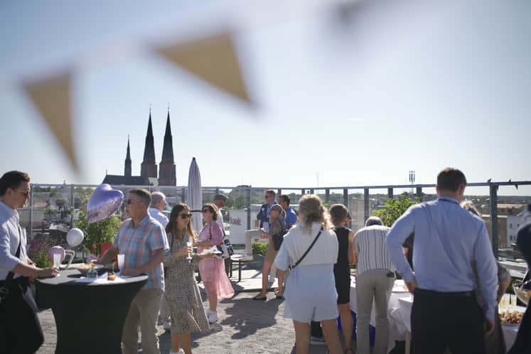 Personer umgås i solen på Kungspassagens takterass.