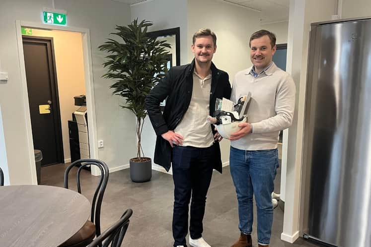 Bild över personalen hos Byggingenjörsbyrån inne i deras nya kontor 