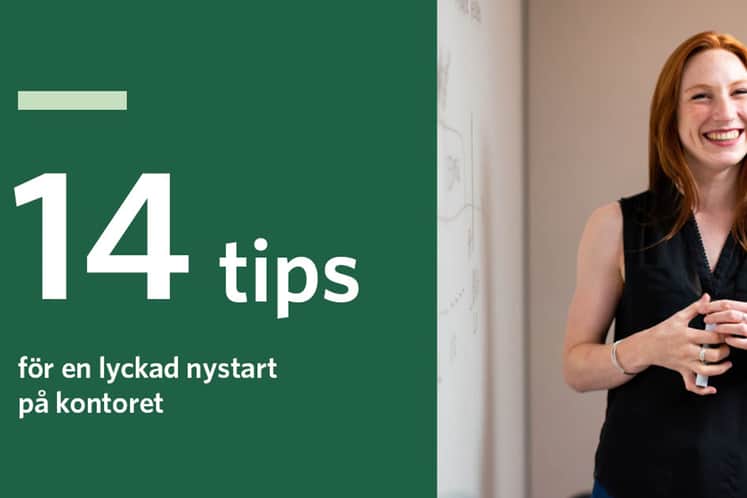 Glad person och grön textplatta.