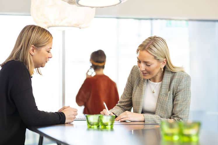 Två personer mittemot varandra vid ett bord.