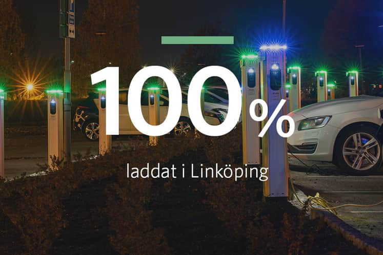 Laddstolpar i kvällsljus.