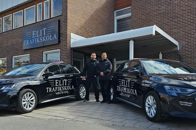 Bild över Rashed Oria och Farid Jalili utanför Elit Trafikskola