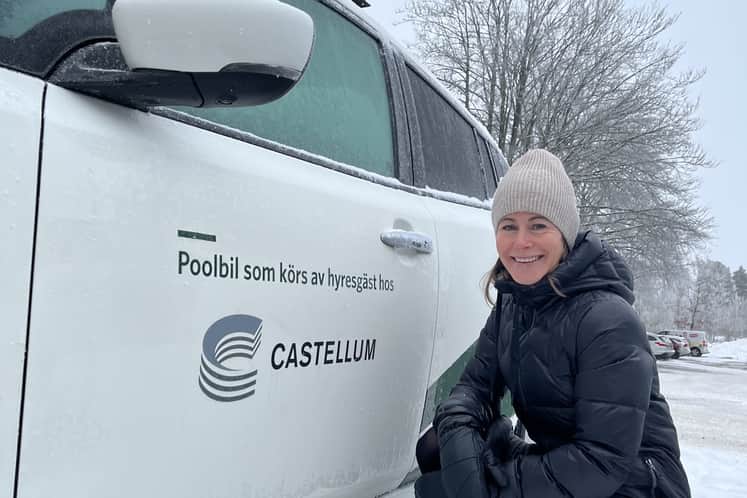 Jenny bredvid en bil.