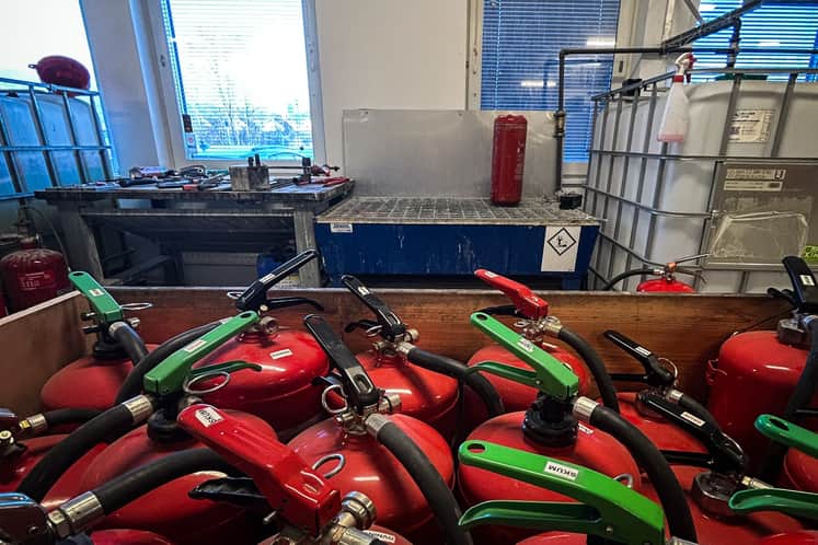 Många röda och gröna brandposter i ett rum.