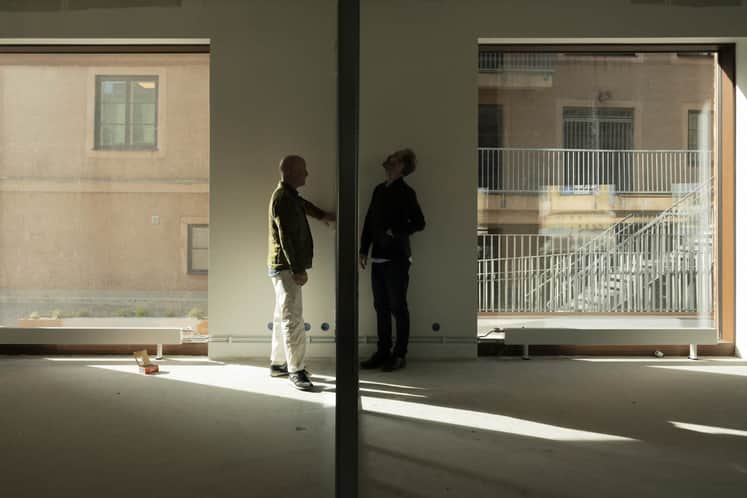 De två arkitekterna i en tom lokal.