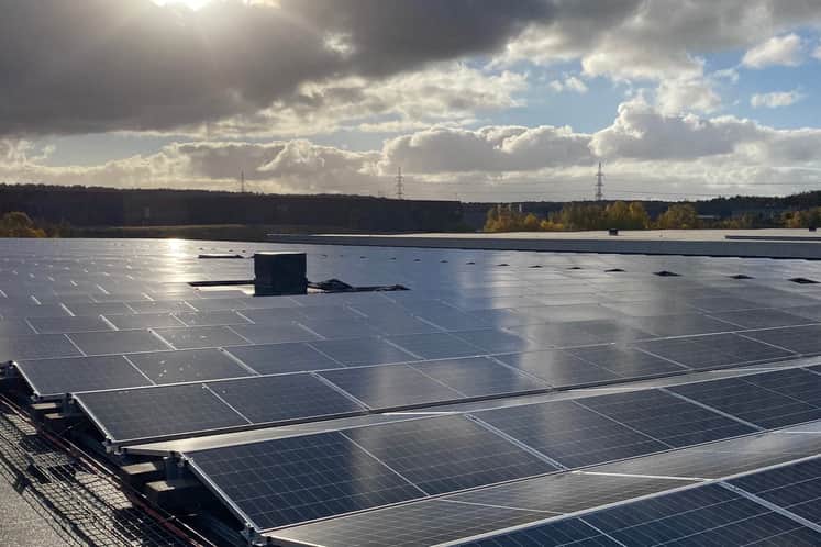 Solpaneler på ett stort tak.