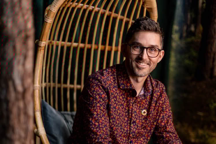 Björn Sandvall sittandes i en hängande fåtölj.