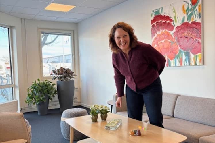 Kontorschef Camilla Kjellerby visar runt i lokalerna