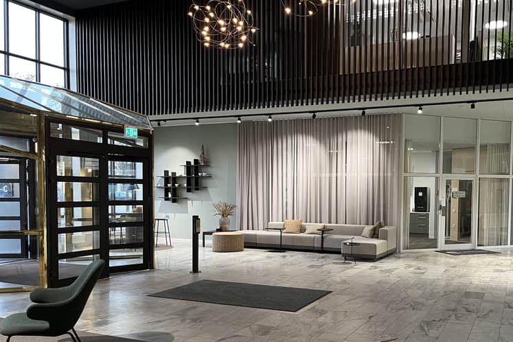 En stor entre med soffor och varma toner