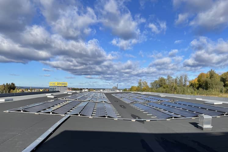 Solpaneler på tak.