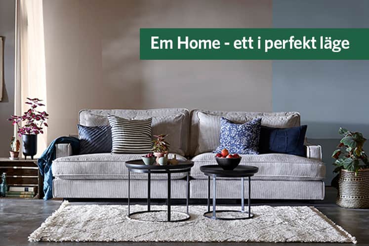 En grå soffa i ett vardagsrum.