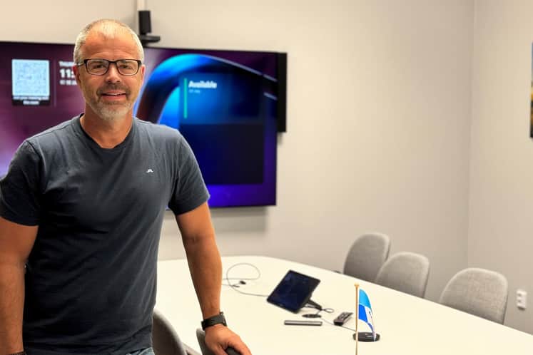 Joakim, enhetschef på Kiwa, i deras nya konferensrum. 