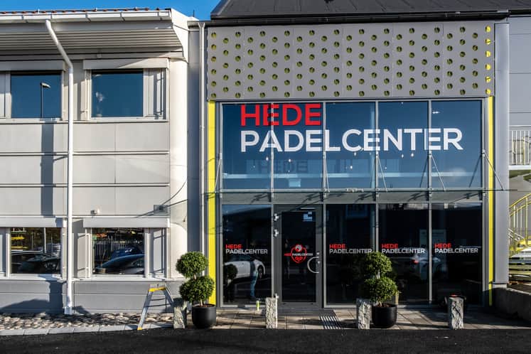 Entrén till Hede Padelcenter.