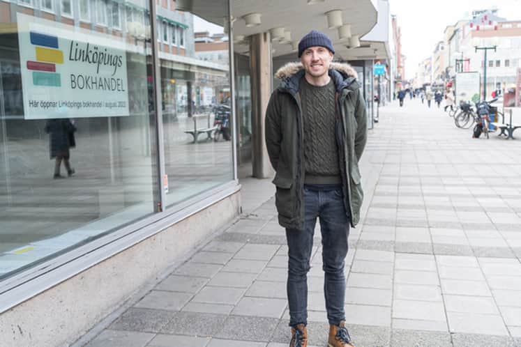 Johan framför bokhandeln.